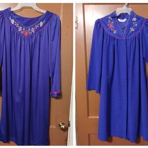 PURPLE VINTAGE MEDIUM SHADOWLINE GOWN AND ROBE-SNAP FRONT ROBE